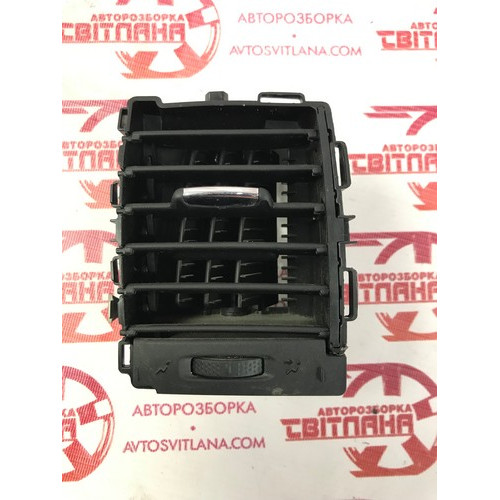  Дефлектор воздушный центральный левый Renault Trafic III 2014-2021 687512069R